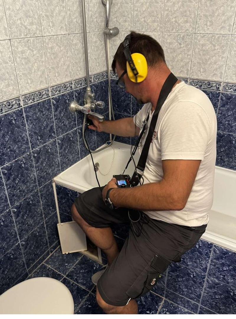 Акустичен уред и геофон за откриване на теч на студена вода в стена
