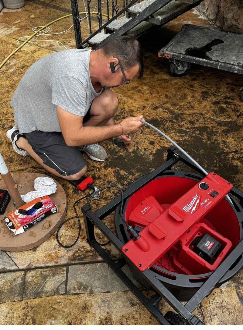 Акумулаторна машина Milwaukee M18 за отпушване на мивка и тесни тръби